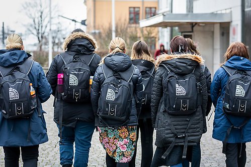 Studenter med Campus Gotland ryggsäckar