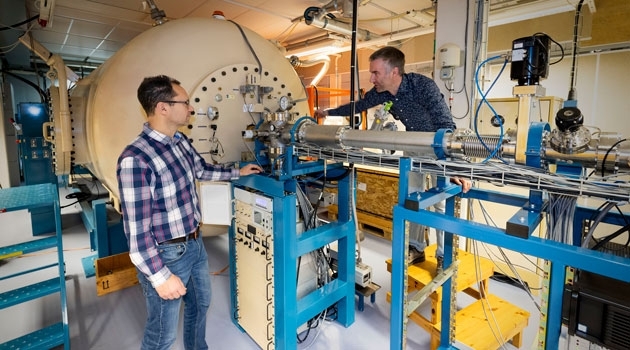 From left, Sascha Ott and Daniel Primetzhofer at the Pelletron accelerator, where the particles in the beam can reach speeds of 40 000 kilometres per second after acceleration.