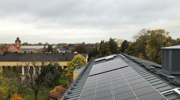 Solceller vid Blåsenhus, Uppsala universitet. Akademiska Hus har investerat 15,5 miljoner kronor i sammanlagt sju solcellsanläggningar som har installerats i Uppsala.