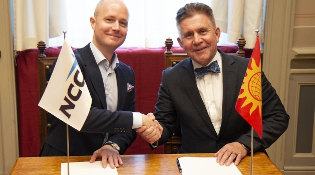 Henrik Landelius, affärsområdeschef NCC Building Sverige och vicerektor Johan Tysk signerade avtalet