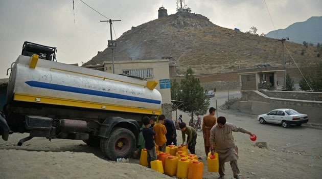 Människor hämtar dricksvatten från ett tankfartyg i Kabul den 1 oktober 2021. 