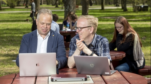 Universitetslektorerna Johan Eriksson och Henrik Widmark vill rusta studenterna för framtiden genom att låta dem pröva på nya digitala verktyg.