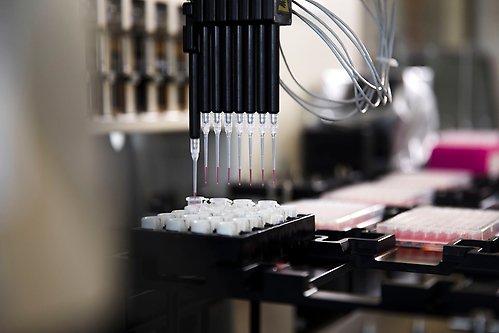 Närbild på en genomisk provtagningsmaskin i laboratorium.