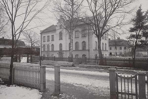Black and white photo of the former Patologen on a snowy day.