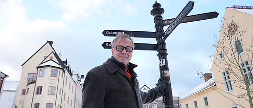 christer gustavsson vid skyltar i Visby