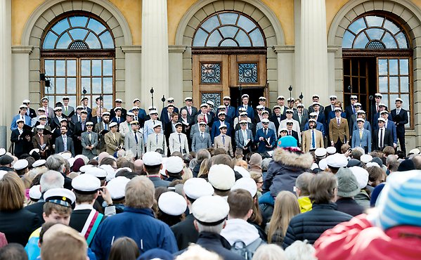 Crowd with student caps watching Orphei Drängar singing on the steps of Carolina Rediviva.